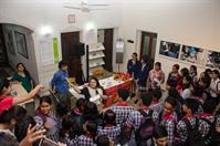 Schüler drängen zur Messe im Goethe-Institut Kolkata